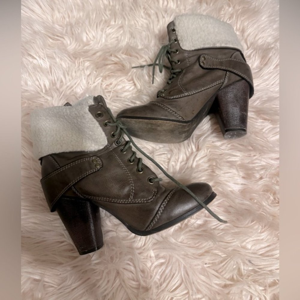 2/$40✨Gorgeous Guess booties with Sherpa